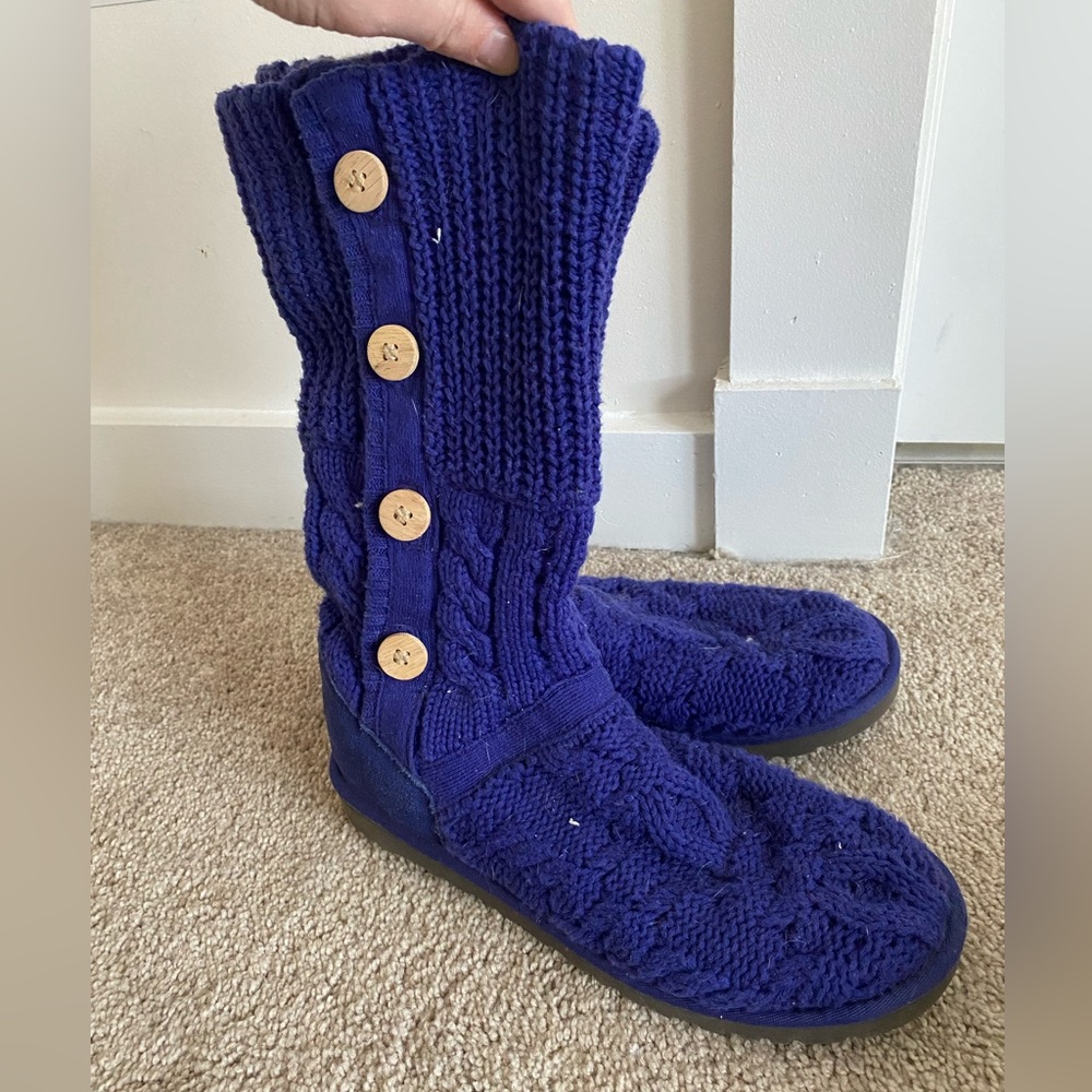 Knitted UGG boots with buttons